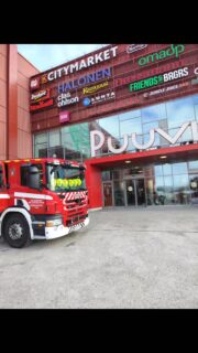 112-päivä Puuvillassa täydessä vauhdissa. Tule moikkaamaan palokoiraa ja jättämään nimiehdotus tai kokeilemaan vaikkapa virtuaalista tulipalon sammuttamista. Nähdään Uudenkoiviston VPK:n pisteillä! 1️⃣1️⃣2️⃣ 🐶🚒
#hätänumeroviikko #112päivä #112dagen #112day #turvallisuus